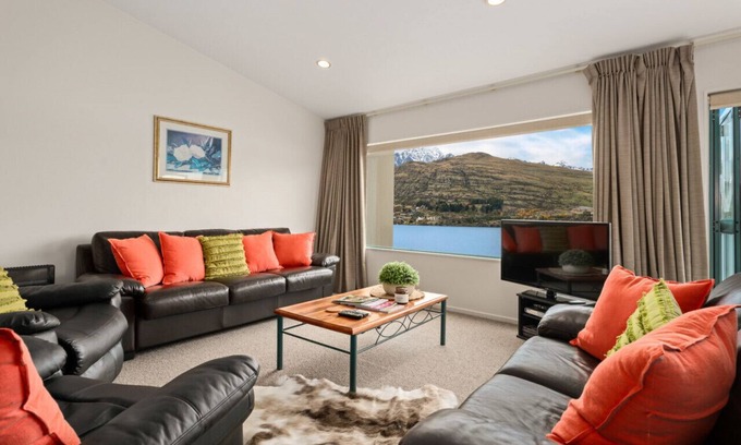 Queenstown Apartment | Remarkables Retreat 10 | Overlook the Lake | Bike & Walking Tracks