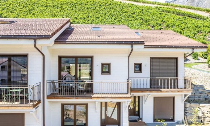 Saillon House | Semi-detached villa near the baths