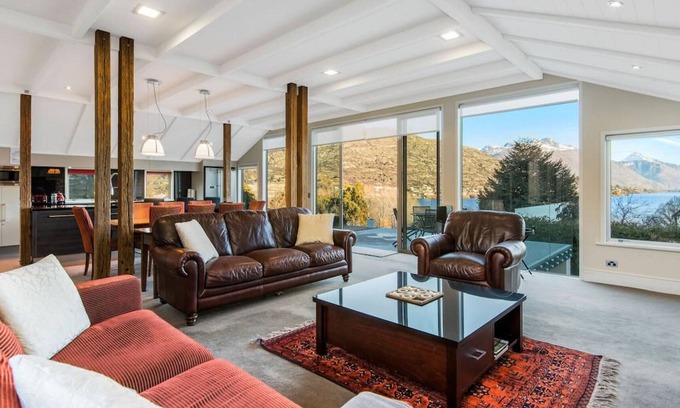 Frankton House | Stewart Lodge Luxury Spa | Postcard perfect views | Spa Pool! | Luxury Awaits.