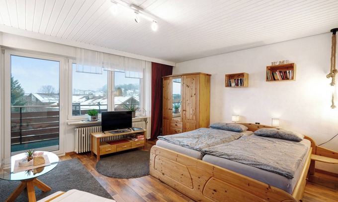 Prien am Chiemsee Apartment | Studio Apartment 'Ferienwohnung In Prien' with Mountain View, Balcony and Wi-Fi