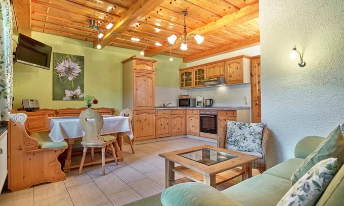 Arnbruck Apartment | Tasteful apartment (62sqm) with south-facing balcony and view of the farm garden