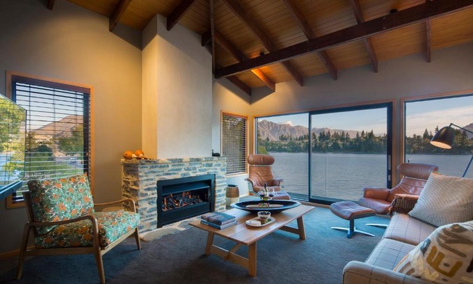 Queenstown House | The Bay House - central and lakefront