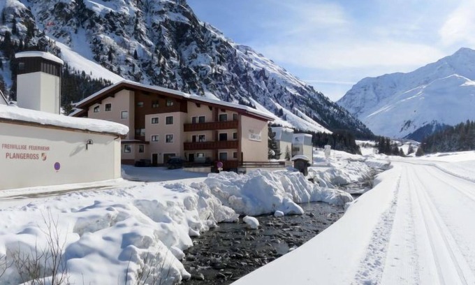 Plangeross House | Vacation home Daheim (PZT385) in Sankt Leonhard im Pitztal - 25 persons, 10 bedrooms