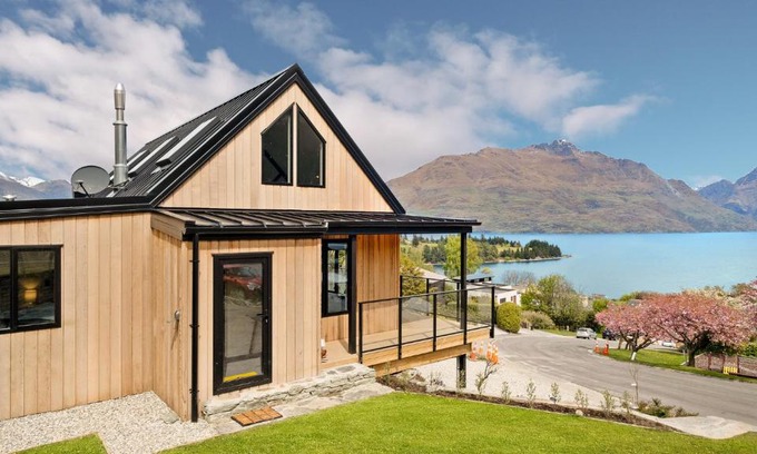 Queenstown City Centre House | World Class Views - 4 On Dublin