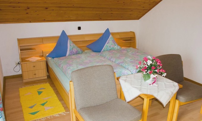 Neuschoenau Apartment | Zentrale 55qm Ferienwohnung mit Balkon, gepflegter Garten