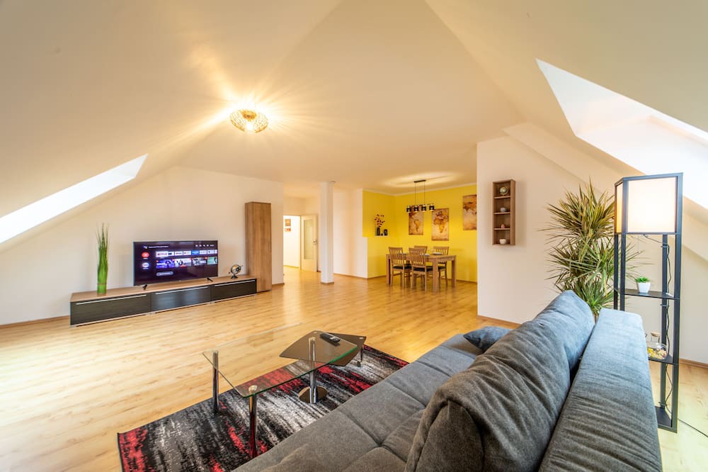 Coburg Apartment | Modern top floor apartment with parking - Netflix