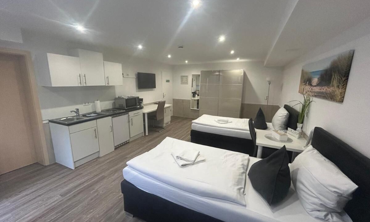 Estenfeld House | Classic double room with fitted kitchen in the basement