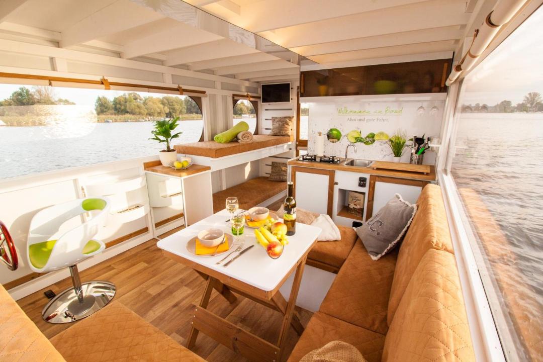 Schwerin Boat Rental | Hausboot Saturn