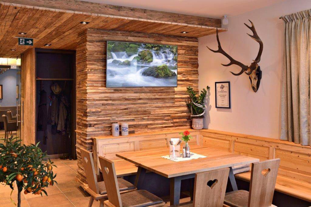 Photo of Others in Haus im Wald