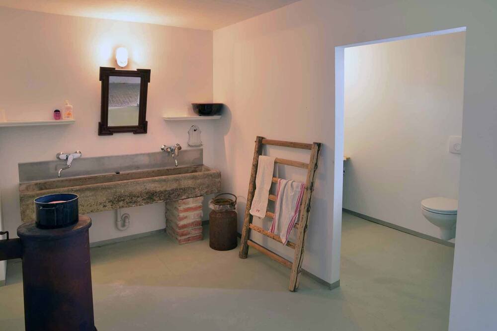 Photo of Bathroom in Mainleus
