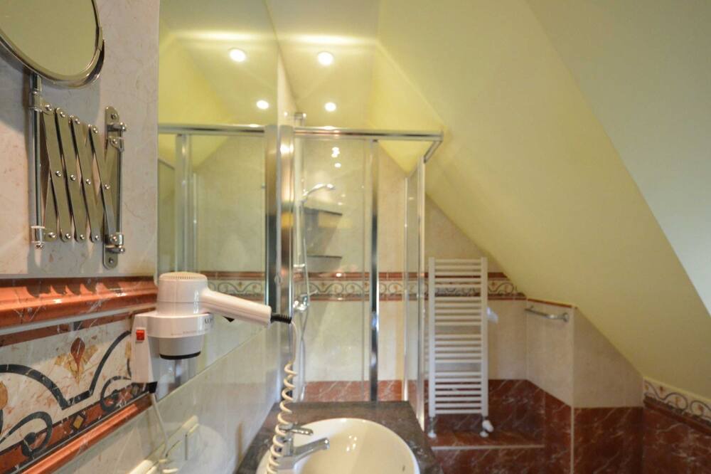 Photo of Bathroom in Gross Zicker