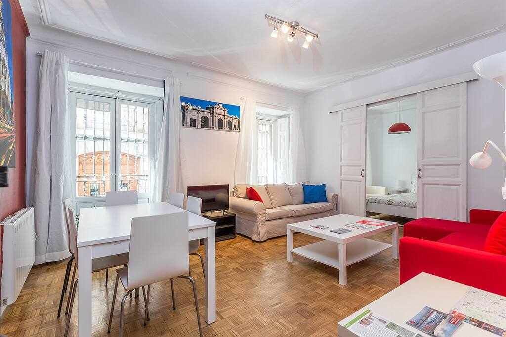 Photo of Livingroom in Golden Triangle of Art