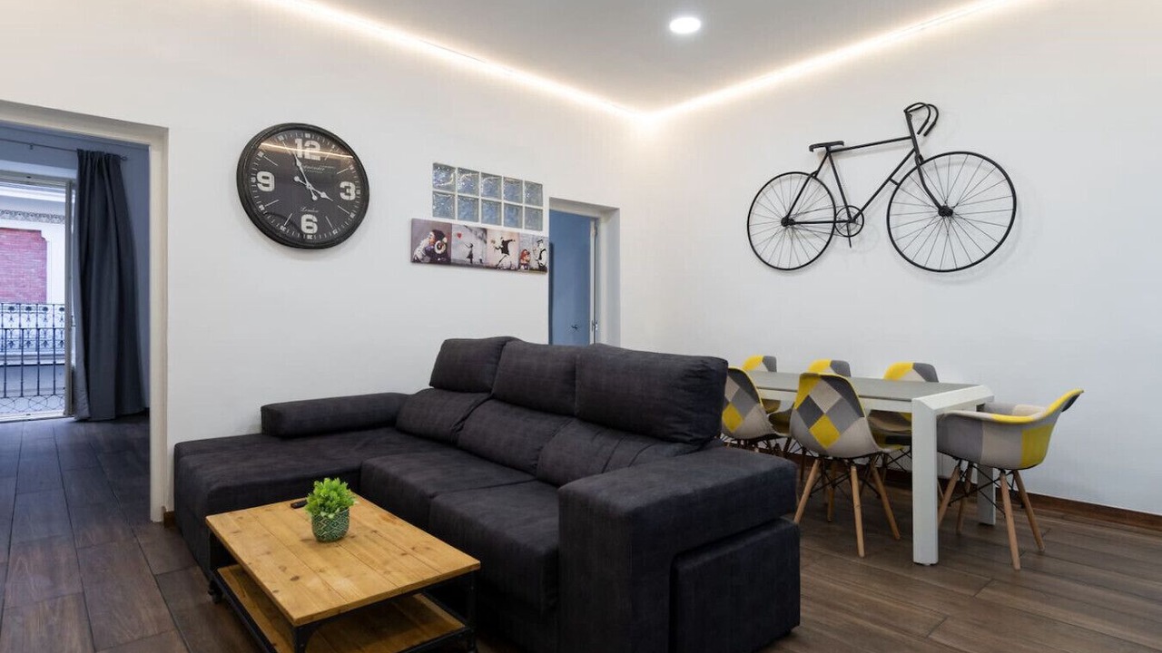 Photo of Livingroom in Golden Triangle of Art