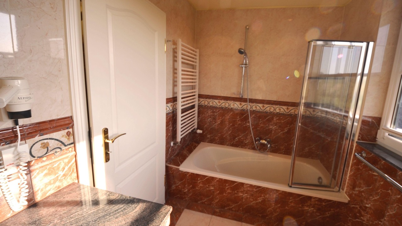 Photo of Bathroom in Gross Zicker