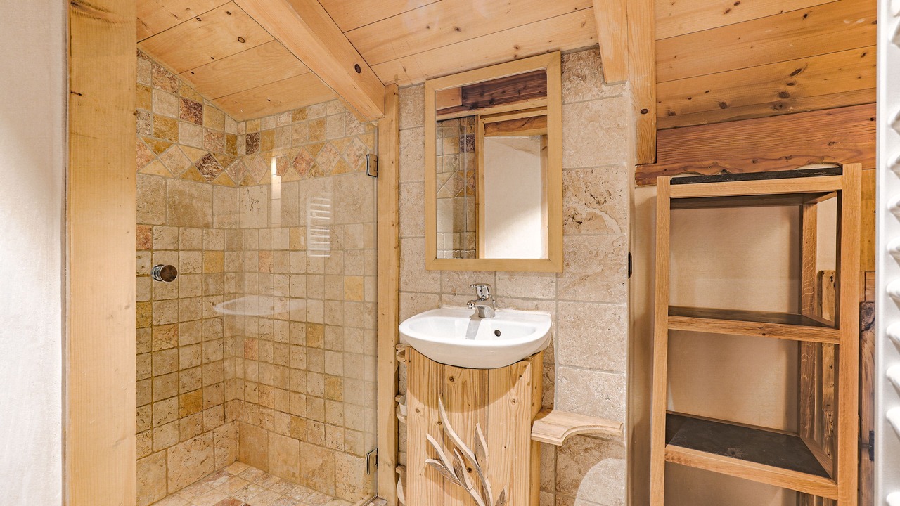 Photo of Bathroom in Demi-Quartier