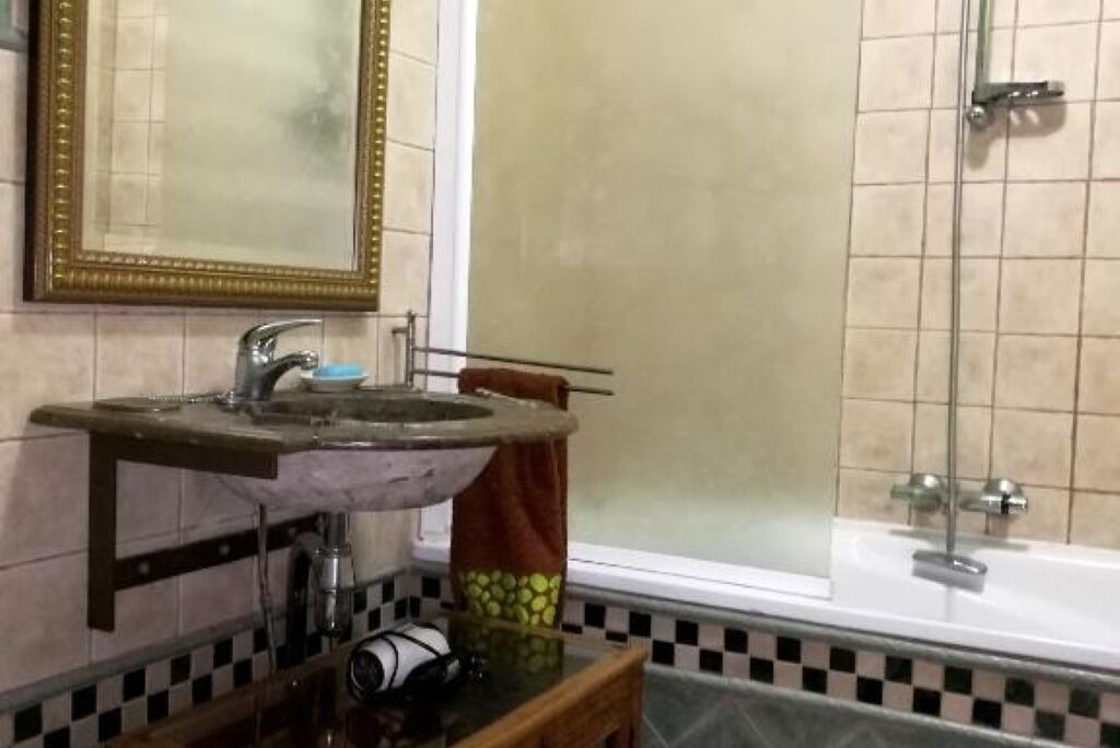 Photo of Bathroom in Plasenzuela