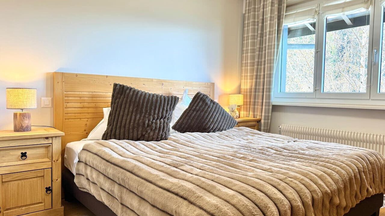 Photo of Bedroom in Lens