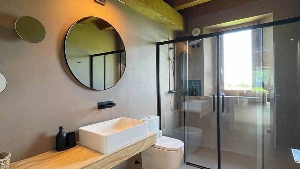 Photo of Bathroom in Aia