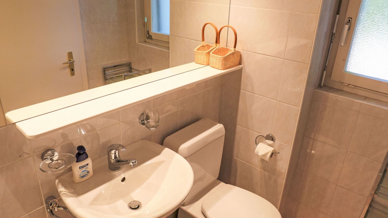 Photo of Bathroom in Lens