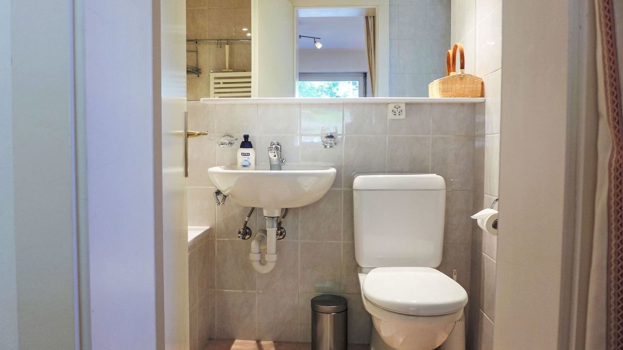 Photo of Bathroom in Lens