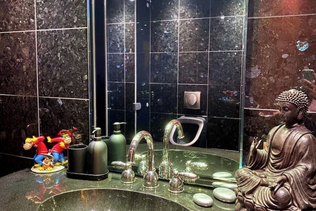 Photo of Bathroom in Rottenberg