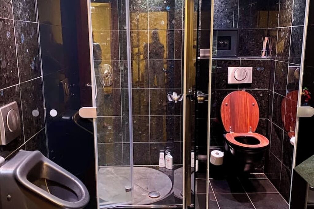 Photo of Bathroom in Rottenberg