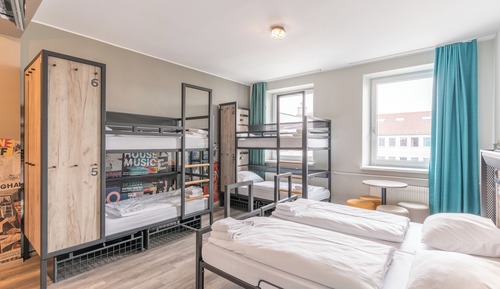 6-Bed Room