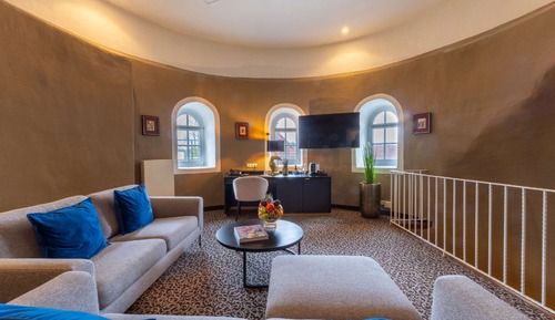 Suite, 1 Queen Bed, City View