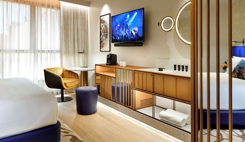 Deluxe Room, 1 King Bed, Garden View
