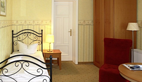 Single Room (in the Villa Building)