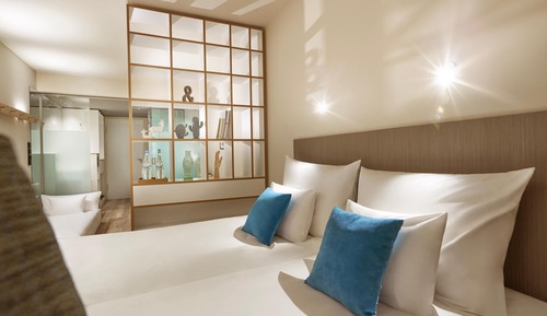 Suite, Courtyard View (Compact)