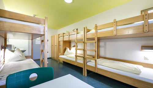 6-bed bedroom with shared bathroom