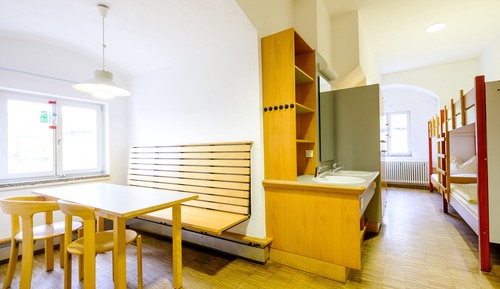 6-bed bedroom, shared bathroom