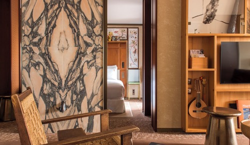 Deluxe Suite, City View