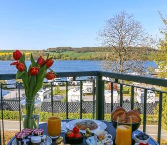 Deluxe One-Bedroom Apartment with Lake View