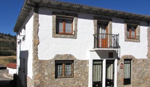 Three-Bedroom Apartment with Mountain View