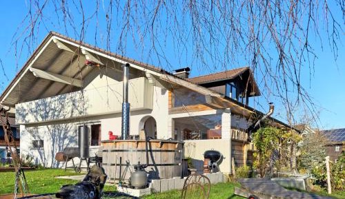 Three-Bedroom Apartment with Mountain View