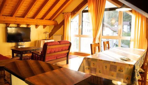 Two-Bedroom Apartment with Mountain View