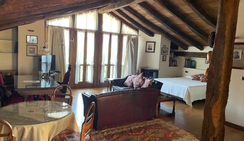 Deluxe One-Bedroom Apartment