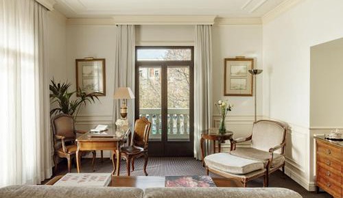 One-Bedroom Suite Red Level