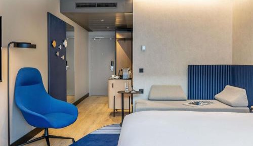 Executive Queen Room with One Queen Bed in the Deluxe Building