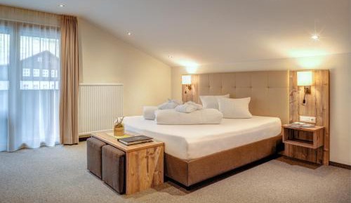 Deluxe Double Room with Balcony and Mountain View