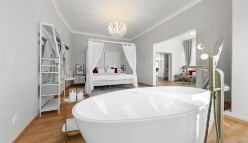 One-Bedroom Apartment with City View