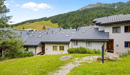 Apartment with Mountain View