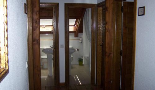 Four Double Rooms with 2 Shared Bathroom