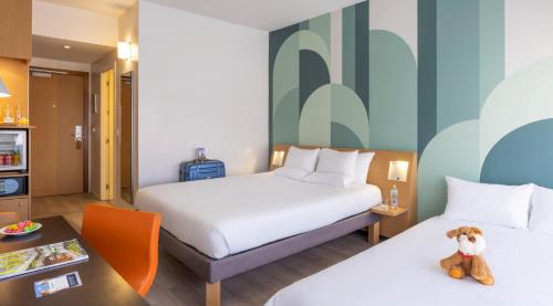 Standard Queen Room with Sofa Bed - Plaza Building