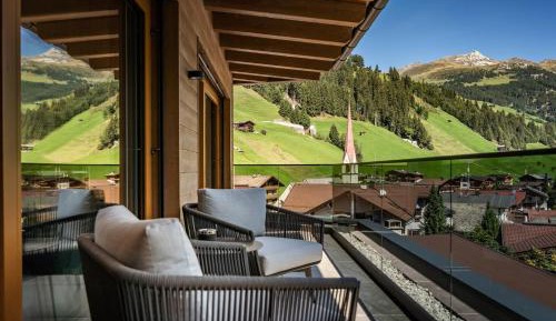 Apartment with Mountain View