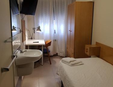 Large Single Room with Shared Bathroom