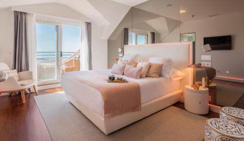 Deluxe Suite with Spa Access 