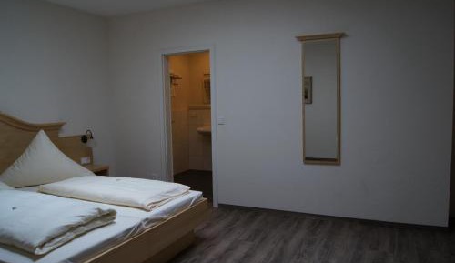 Twin Room with Skylight Window
